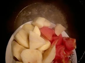 水开后放入土豆块和西红柿块，继续开大火再煮30分钟，即可
