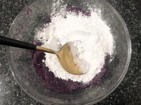 加入20克糯米粉搅拌均匀揉成面团