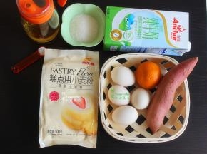准备食材：金龙鱼糕点用小麦粉120克、红薯200克、鸡蛋4个、白砂糖60克、牛奶60克、玉米油30克、橘子半个、泡打粉1/2勺。烤盘规格是28cn*28cm