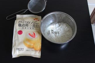 低筋粉加泡打粉，混合拌均，过筛2次。过筛的粉烤出的蛋糕会细滑好吃。