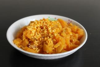 红薯隔水蒸熟，去皮，切粒，橘子皮一小块，洗净切碎，橘子半个，去皮，橘子肉弄碎，红薯、橘子皮、橘子肉混合拌均。