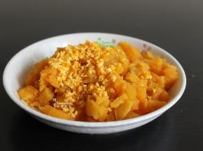 红薯隔水蒸熟，去皮，切粒，橘子皮一小块，洗净切碎，橘子半个，去皮，橘子肉弄碎，红薯、橘子皮、橘子肉混合拌均。