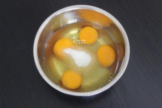 鸡蛋去壳，加白砂糖，全蛋打发。