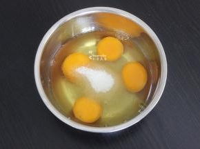 鸡蛋去壳，加白砂糖，全蛋打发。