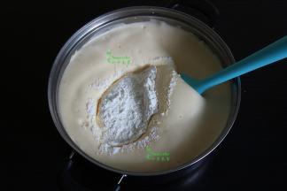 把过筛的面粉倒入蛋糊中；