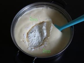 把过筛的面粉倒入蛋糊中；