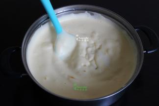 继续加入牛奶、玉米油搅拌均匀没有颗粒状。