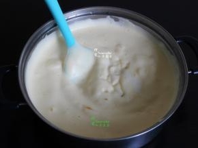 继续加入牛奶、玉米油搅拌均匀没有颗粒状。