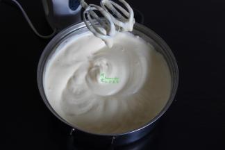 用电动打蛋器，把蛋液打发好，提起打蛋器，蛋糊不会立刻消退。冬天如果冷，可以隔着40度温水打发蛋液。