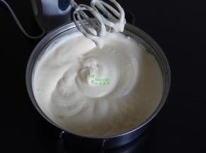 用电动打蛋器，把蛋液打发好，提起打蛋器，蛋糊不会立刻消退。冬天如果冷，可以隔着40度温水打发蛋液。