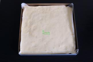 烤盘垫上硅油纸，把拌均的面糊倒烤盘，震动几下，让面糊均匀不会有高低。