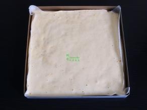 烤盘垫上硅油纸，把拌均的面糊倒烤盘，震动几下，让面糊均匀不会有高低。