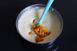 将红薯、橘子加入，继续混合拌均。所有的拌均都不要太用力。