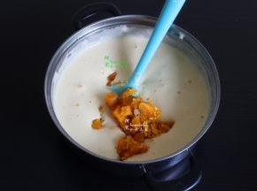 将红薯、橘子加入，继续混合拌均。所有的拌均都不要太用力。