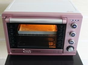 烤箱预热，180度，上下火，中层，30分钟。我拍照的时候已经过了2分钟，所以烤箱上显示的是28分钟。