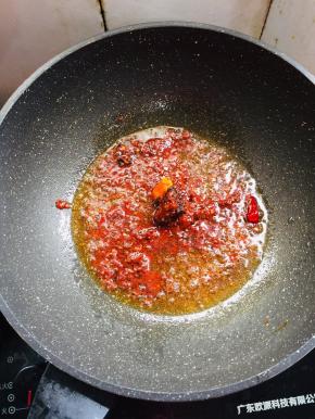 放入一勺郫县豆瓣酱和一块儿火锅底料小火煸炒出红油。