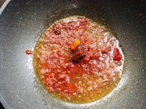 放入一勺郫县豆瓣酱和一块儿火锅底料小火煸炒出红油。
