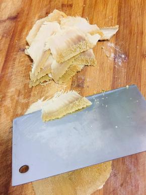 把牛肚顶刀切成薄薄的大片。