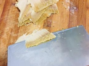 把牛肚顶刀切成薄薄的大片。