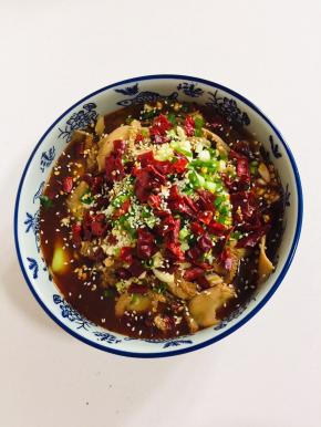 撒上蒜末，葱花，少许胡椒粉，干辣椒段儿和白芝麻。