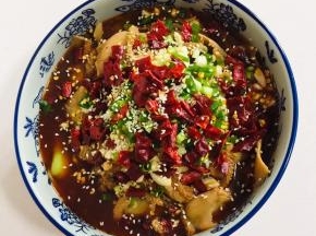 撒上蒜末，葱花，少许胡椒粉，干辣椒段儿和白芝麻。