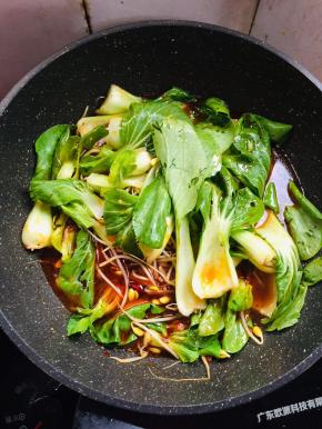 放入小青菜和黄豆芽。