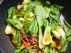 放入小青菜和黄豆芽。