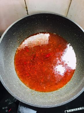 加入适量的水烧开。