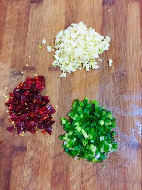 蒜瓣剥皮剁成蒜末，小葱切成葱花，干辣椒切成段儿备用。