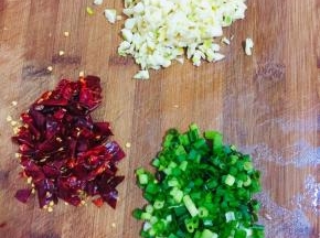 蒜瓣剥皮剁成蒜末，小葱切成葱花，干辣椒切成段儿备用。