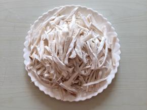 杏鲍菇一分为二手撕小条