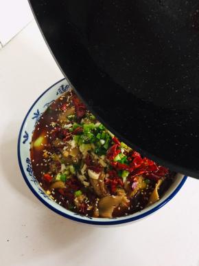 淋上热油即可享用美味啦。