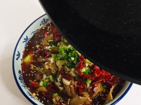 淋上热油即可享用美味啦。