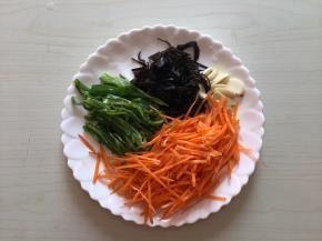 青椒切丝、胡萝卜刨丝、蒜瓣切片