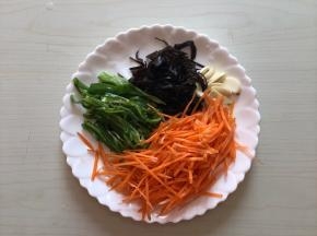 青椒切丝、胡萝卜刨丝、蒜瓣切片