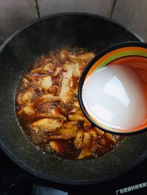 用水淀粉给它勾一个薄芡。