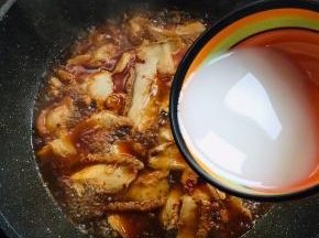 用水淀粉给它勾一个薄芡。