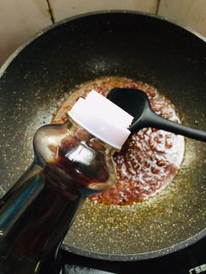 放入一勺生抽。