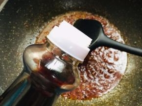 放入一勺生抽。