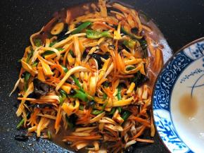 淋入调好的鱼香酱汁