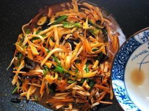 淋入调好的鱼香酱汁