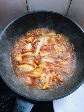 把切好的牛肚放进锅里煮两分钟。