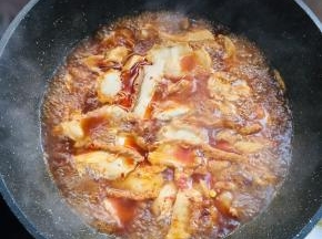 把切好的牛肚放进锅里煮两分钟。