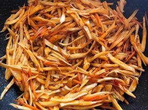 放杏鲍菇翻炒至软