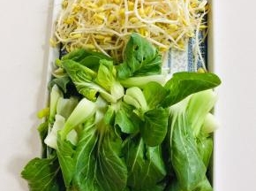 把自己喜欢的配菜清洗干净备用。（我选择的是小青菜和黄豆芽，你们可以按照自己的口味随意搭配哦！）