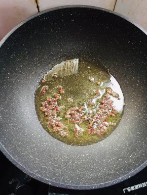 起锅烧油，放入花椒小火慢慢的炸出麻味儿，把花椒捞出来。
