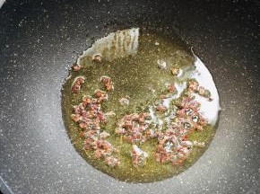 起锅烧油，放入花椒小火慢慢的炸出麻味儿，把花椒捞出来。