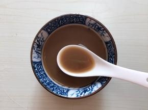 调好鱼香酱汁：一勺生粉（玉米淀粉）➕半碗水➕1汤匙生抽➕半汤匙香醋➕半汤匙白糖➕1g盐搅拌均匀备用！