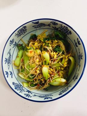 煮好的配菜捞出放在碗底。