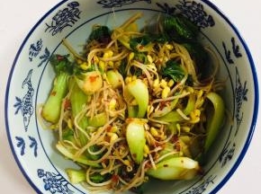 煮好的配菜捞出放在碗底。